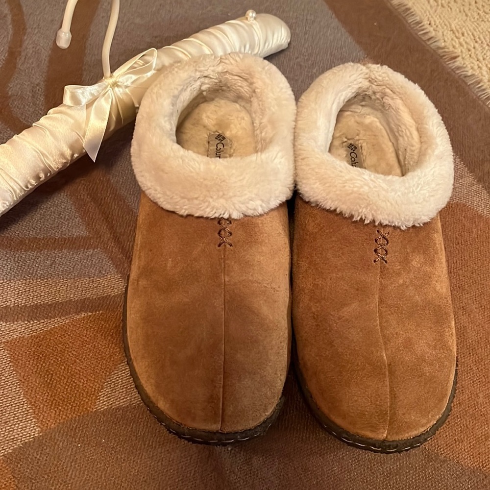 Columbia rubber soled slipper shoes, EUC, 9